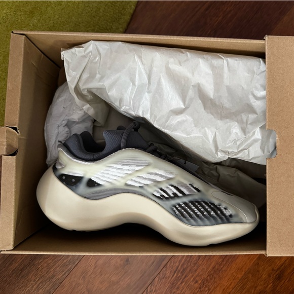 Yeezy 700 V3 Sneakers - Picture 5 of 8